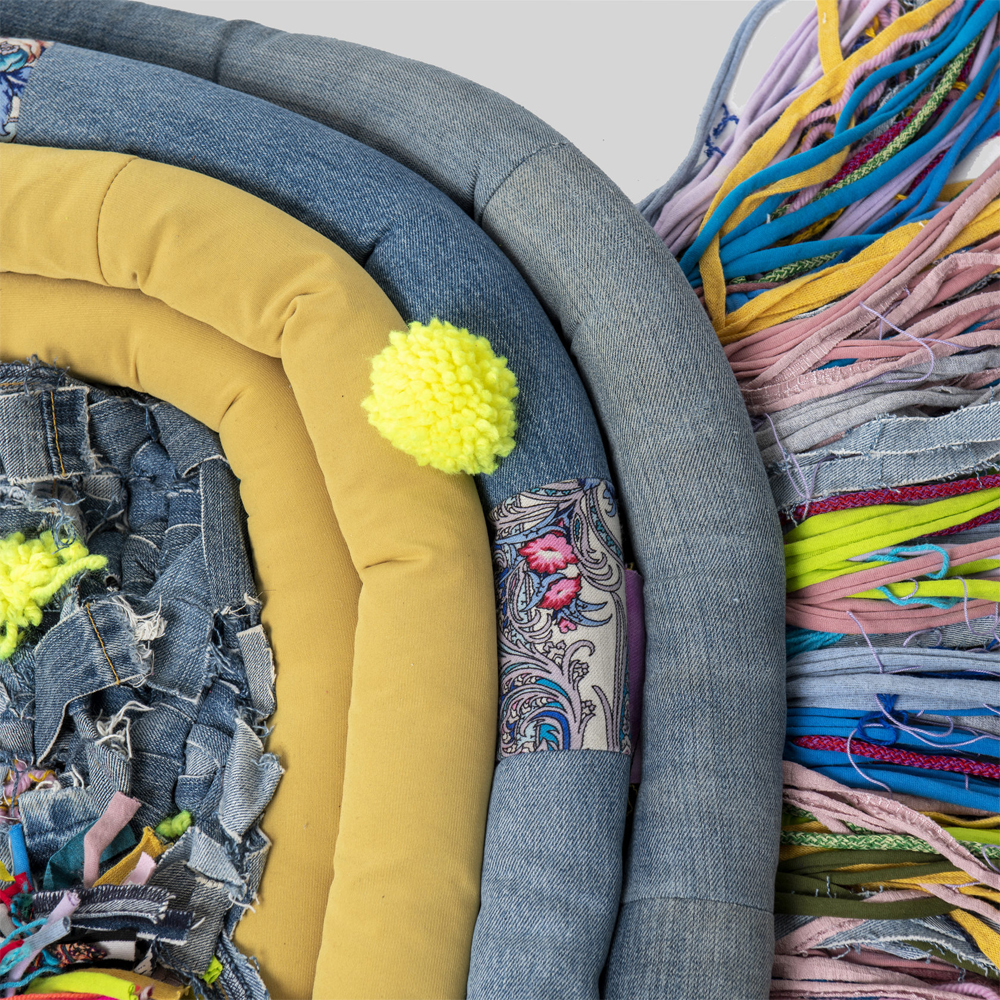 Ковер разноцветный из джинсовой одежды и армейских палаток Upcycling