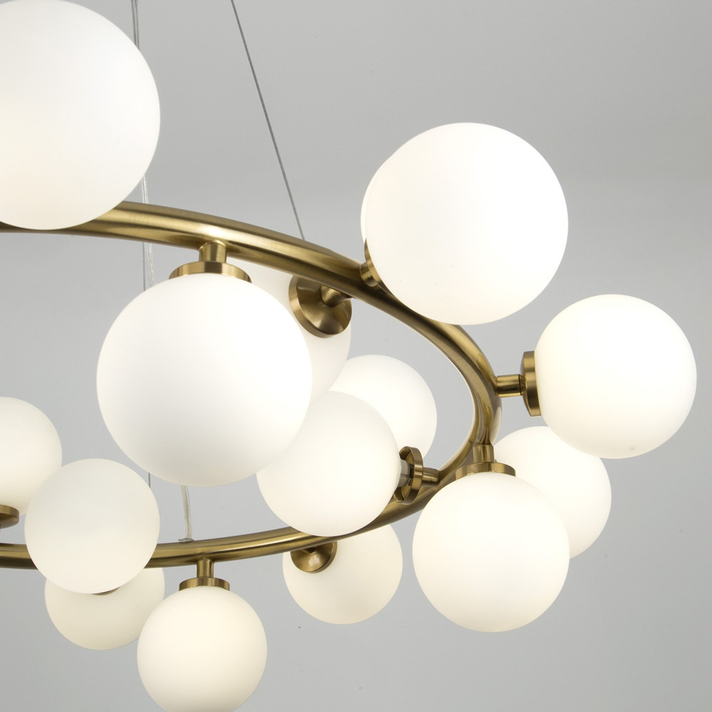 Кольцевая люстра с белыми стеклянными  плафонами в форме шара Berries Chandelier
