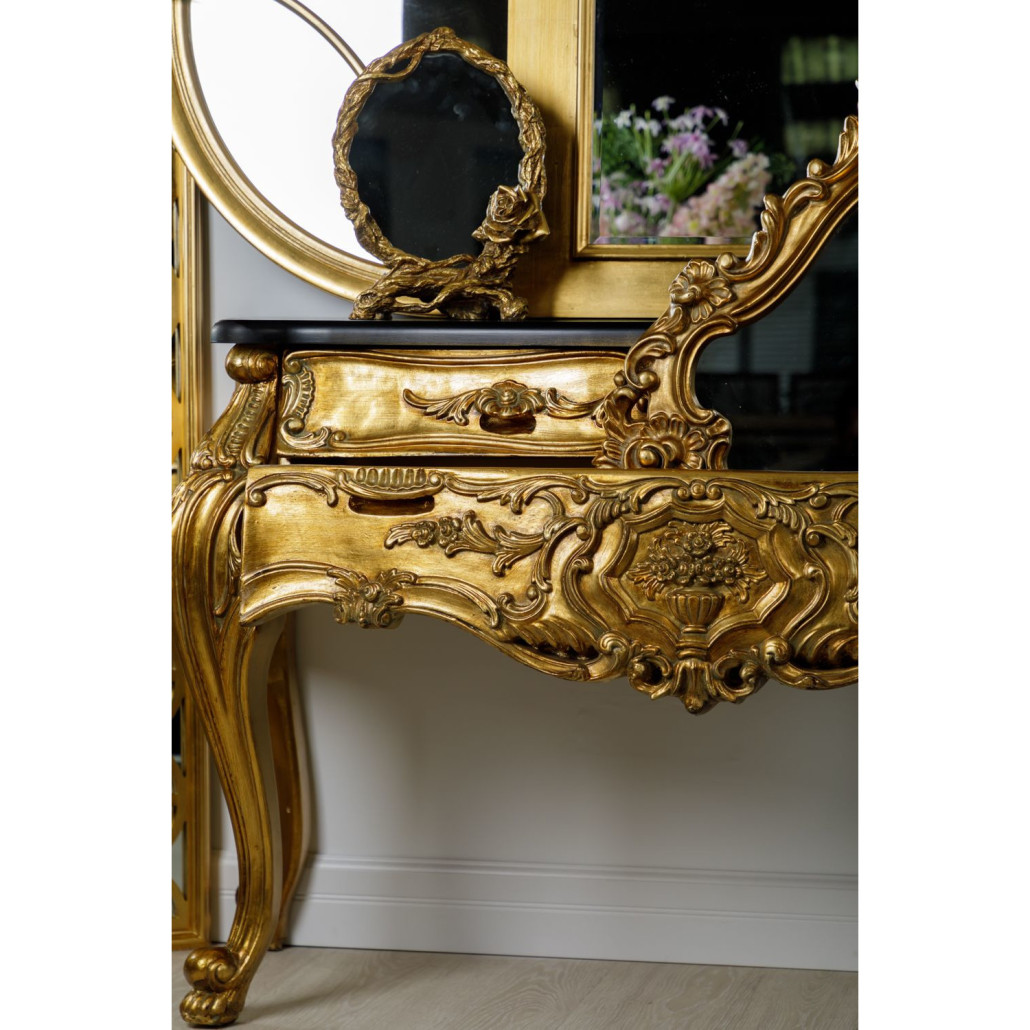 Комод деревянный в винтажном стиле A gold bar