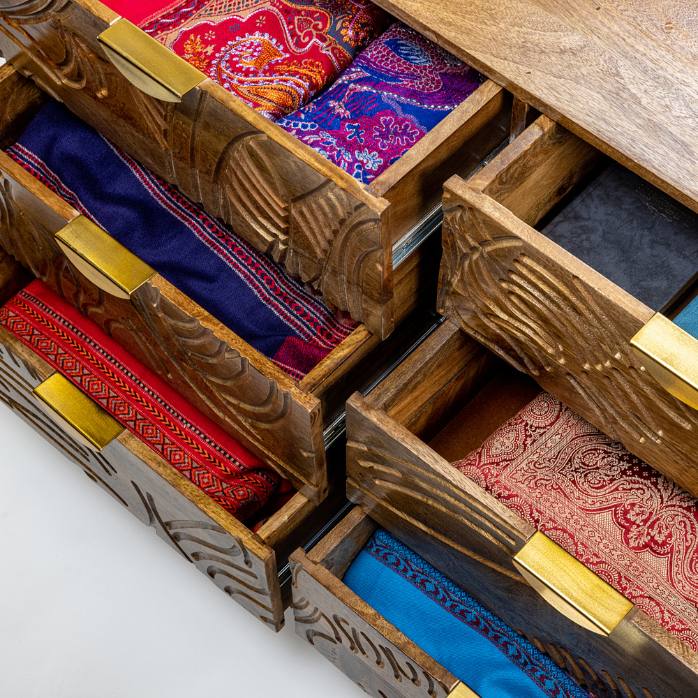 Комод с выдвижными ящиками и фактурным фасадом Termite