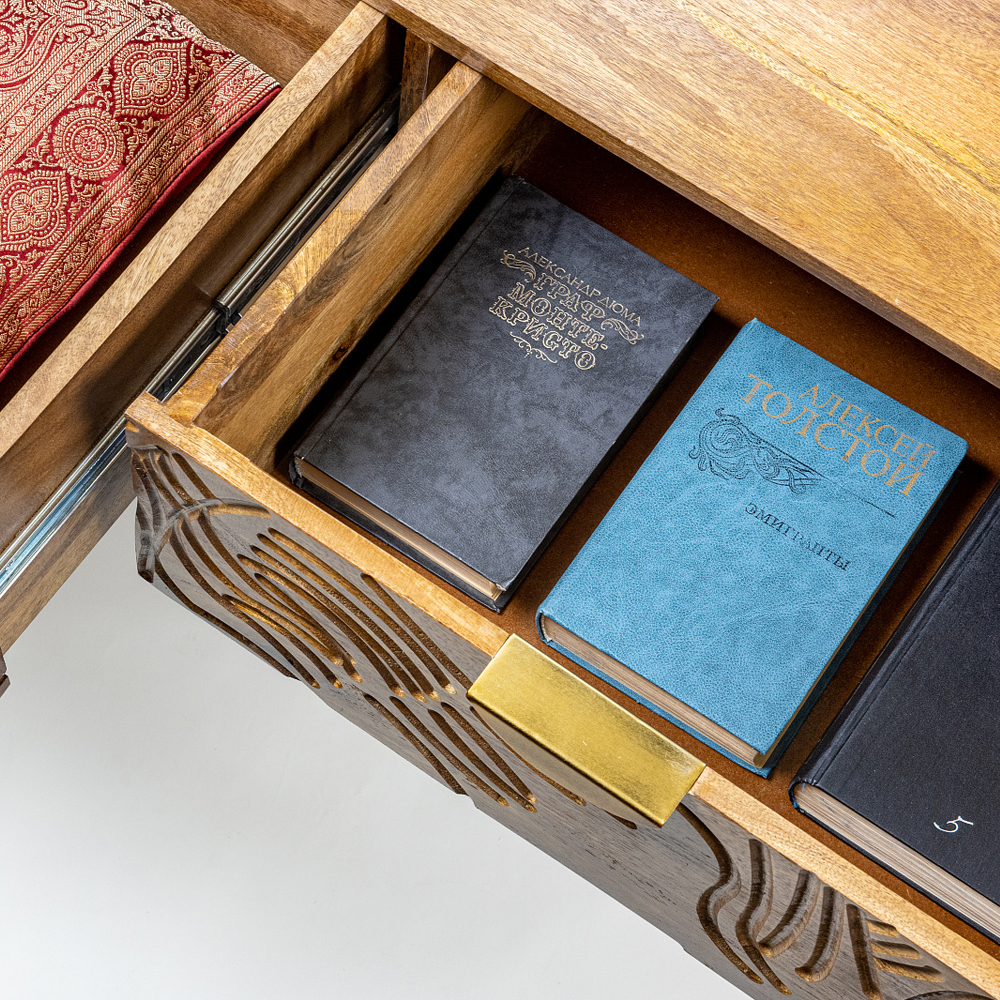 Комод с выдвижными ящиками и фактурным фасадом Termite