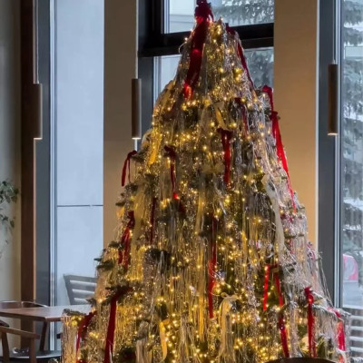 Комплект Новогодней Елки вместе с серебряной мишурой и красными лентами