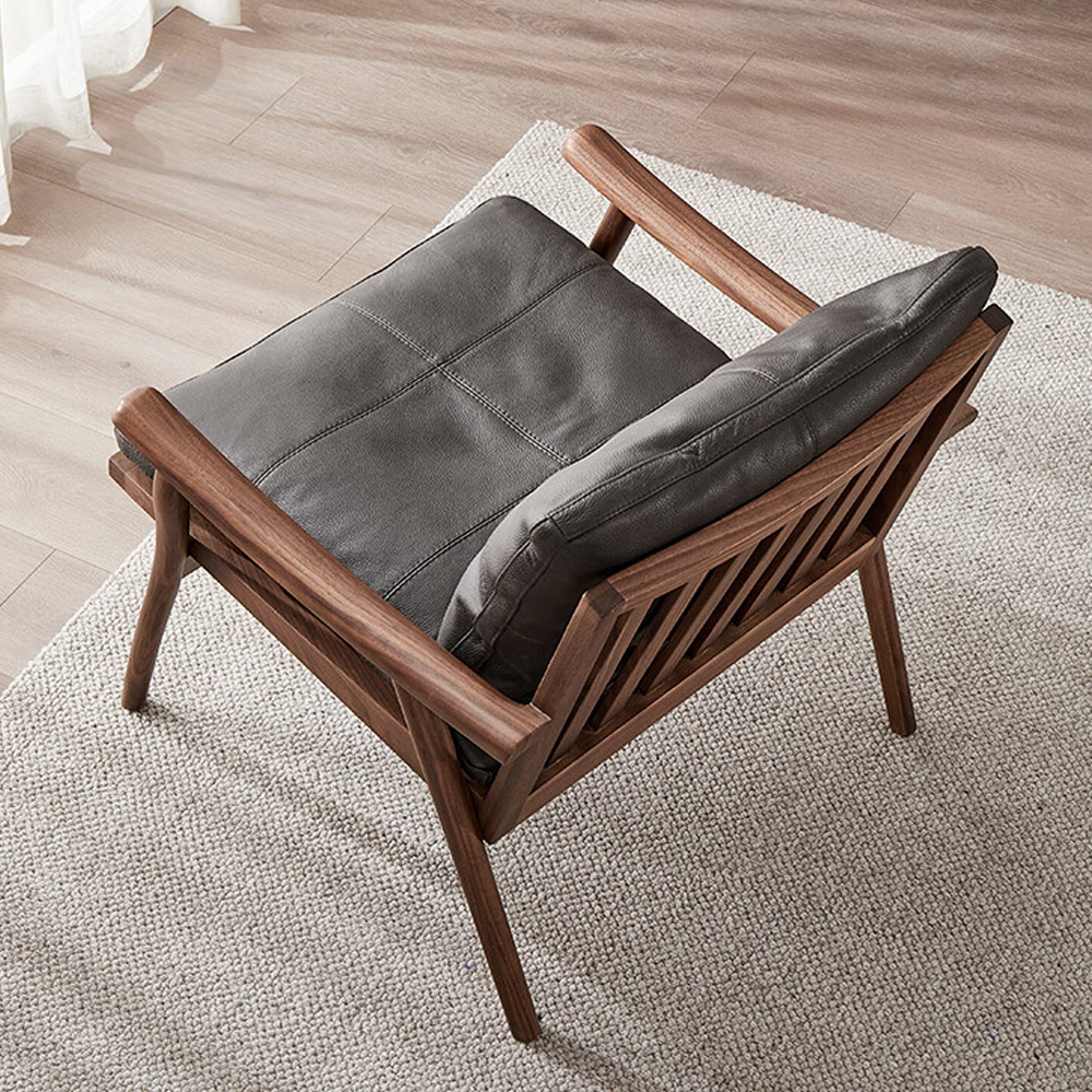 Кресло c каркасом из массива дерева и мягкой кожаной обивкой Walnut Armchair