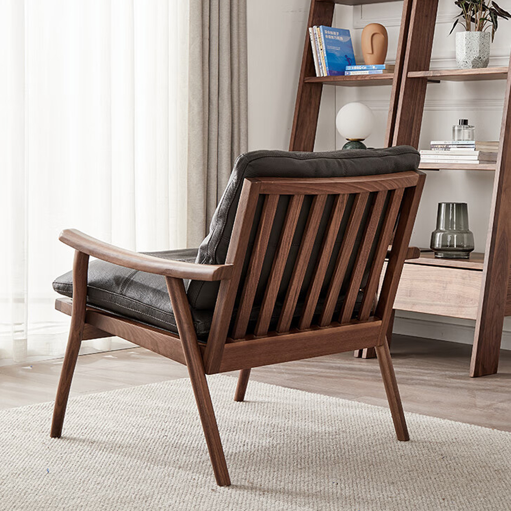Кресло c каркасом из массива дерева и мягкой кожаной обивкой Walnut Armchair