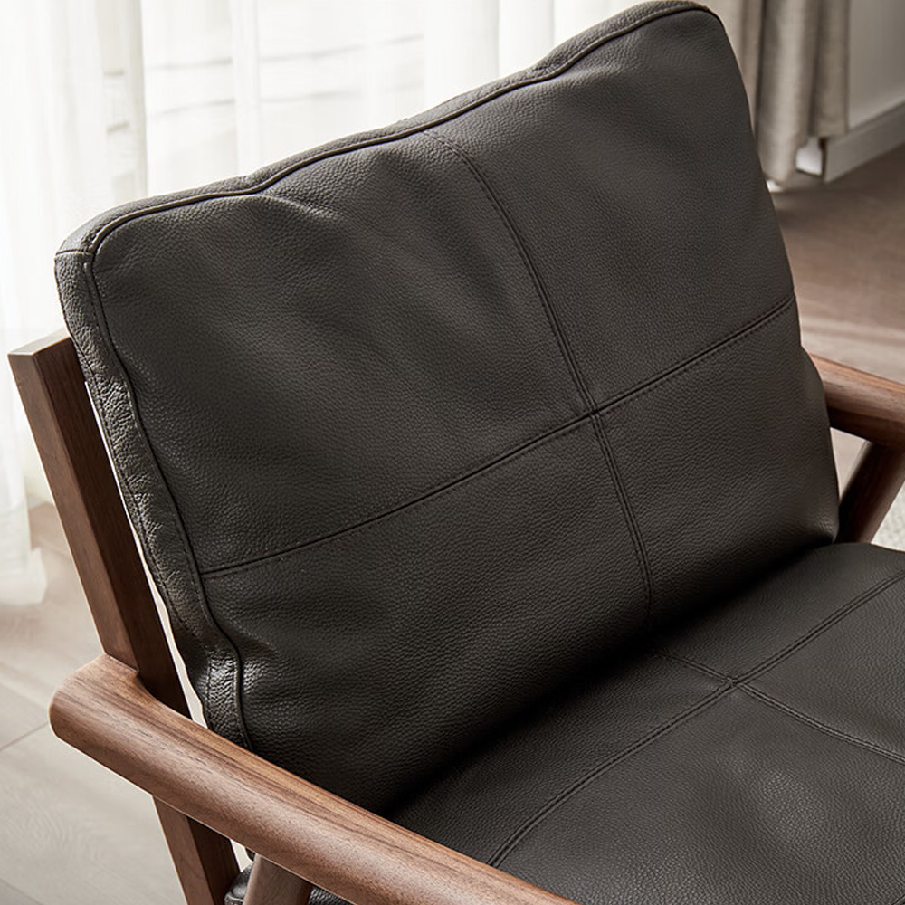 Кресло c каркасом из массива дерева и мягкой кожаной обивкой Walnut Armchair