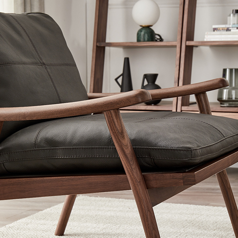 Кресло c каркасом из массива дерева и мягкой кожаной обивкой Walnut Armchair