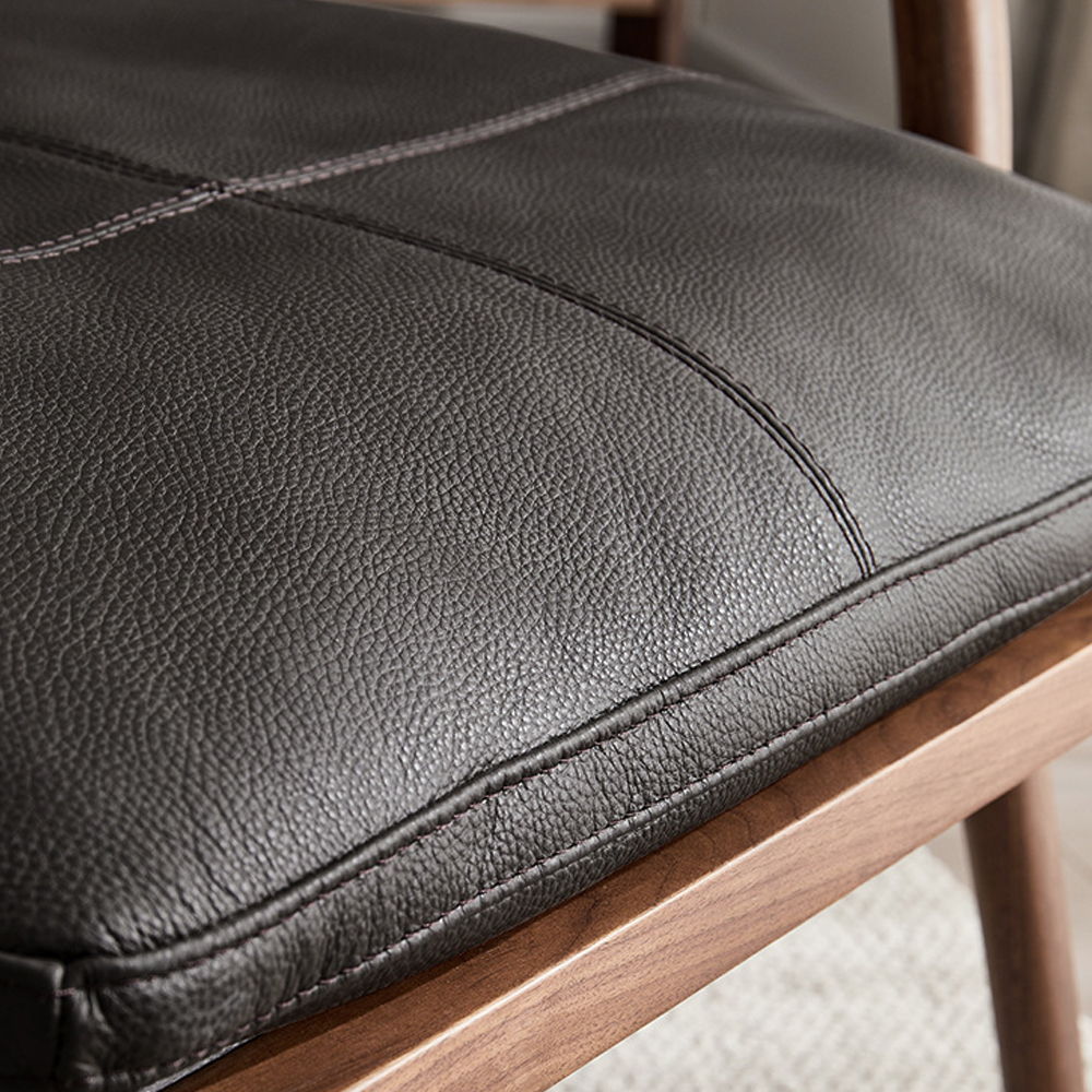 Кресло c каркасом из массива дерева и мягкой кожаной обивкой Walnut Armchair