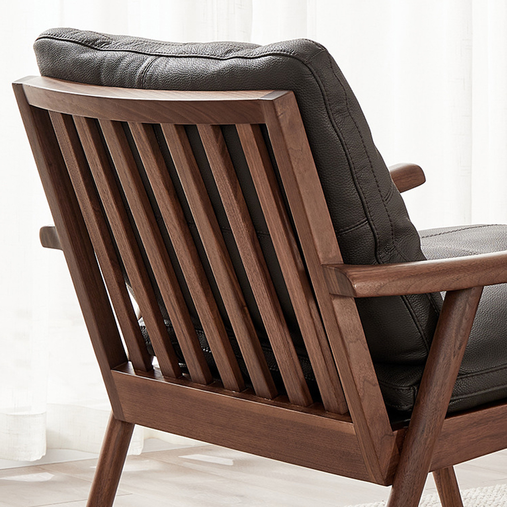 Кресло c каркасом из массива дерева и мягкой кожаной обивкой Walnut Armchair