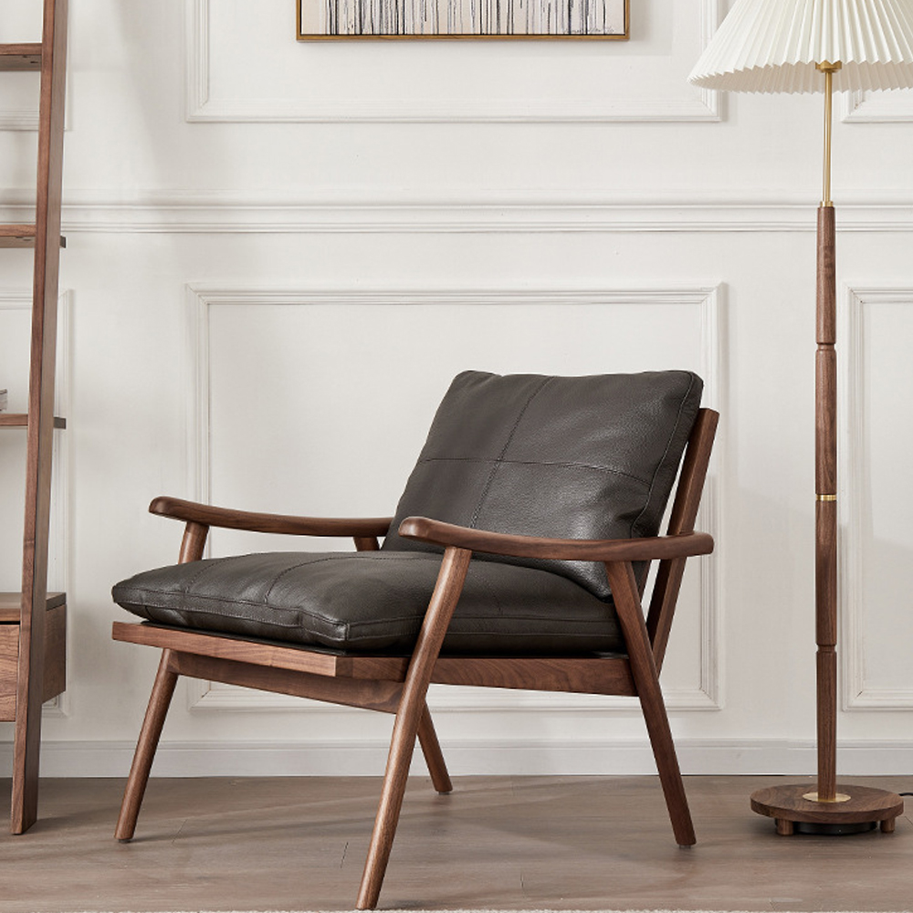 Кресло c каркасом из массива дерева и мягкой кожаной обивкой Walnut Armchair