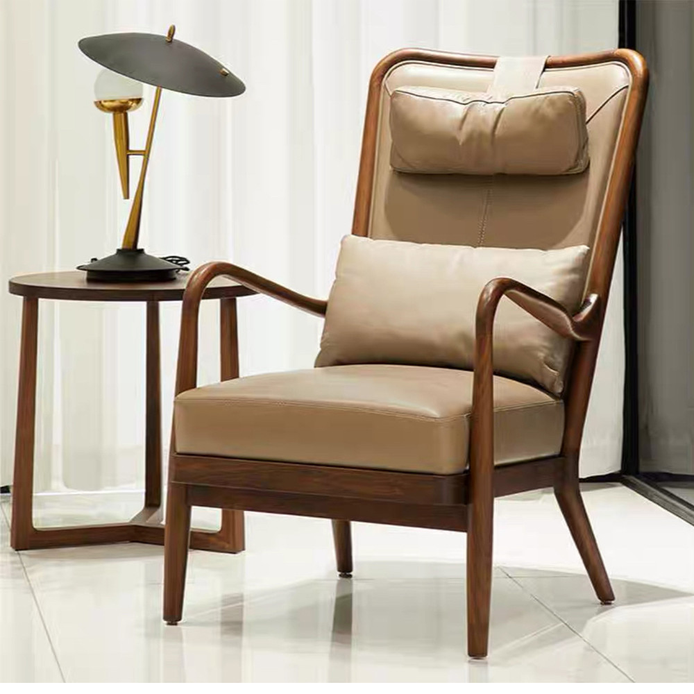 Кресло c каркасом из массива дерева и с мягким подголовником Walnut Armchair