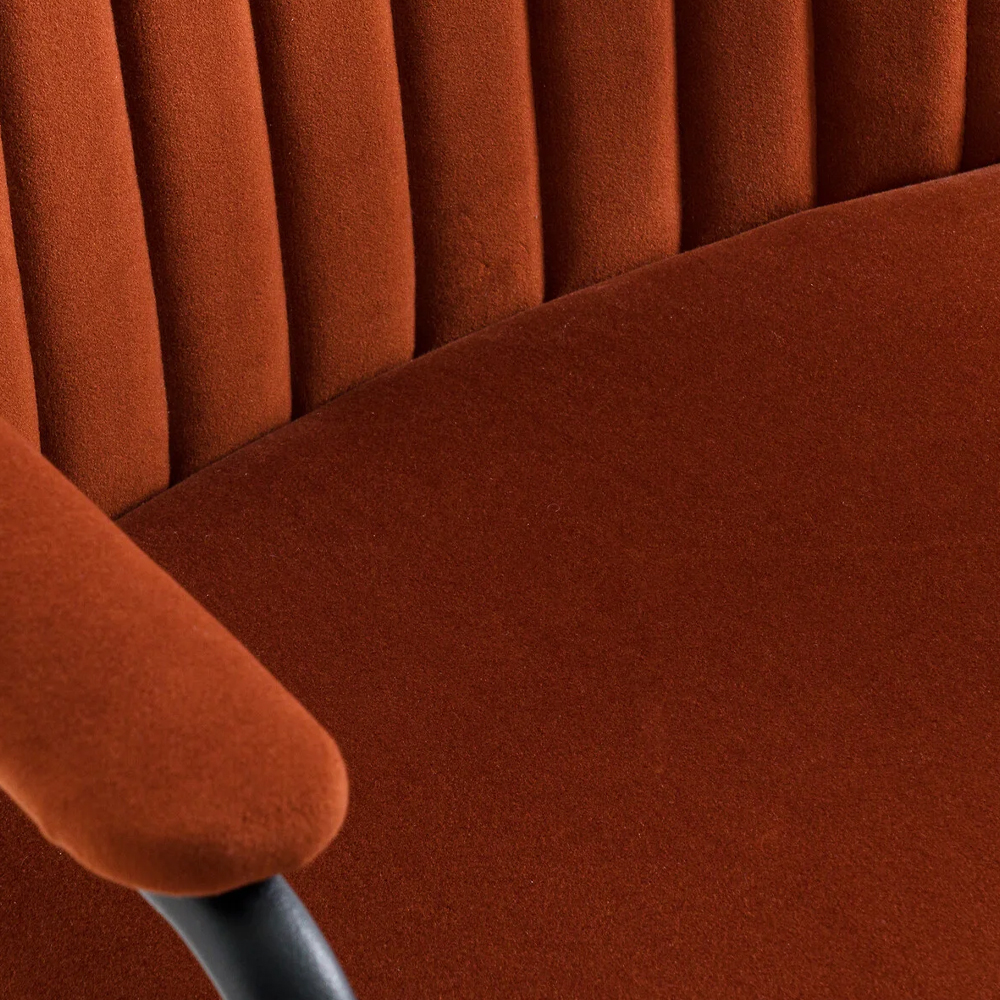 Кресло бархатное с подлокотниками на металлическом каркасе Oriel Retro Armchair