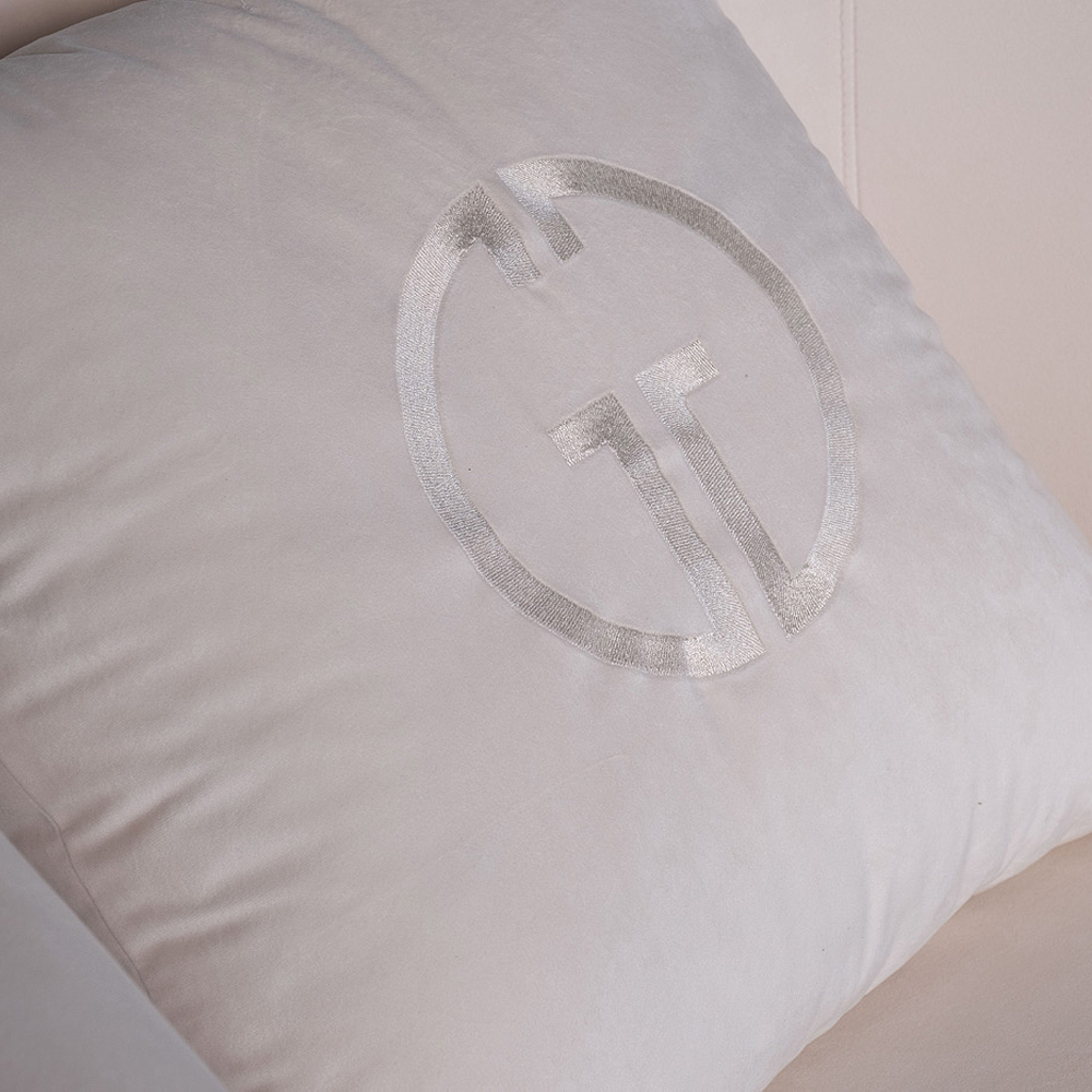 Кресло велюровое оттенка слоновой кости с простроченной спинкой Perfect Comfort