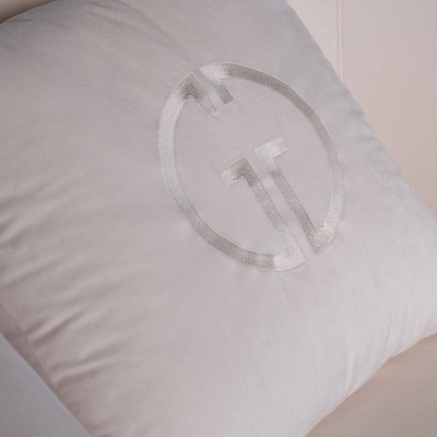 Кресло велюровое оттенка слоновой кости с простроченной спинкой Perfect Comfort