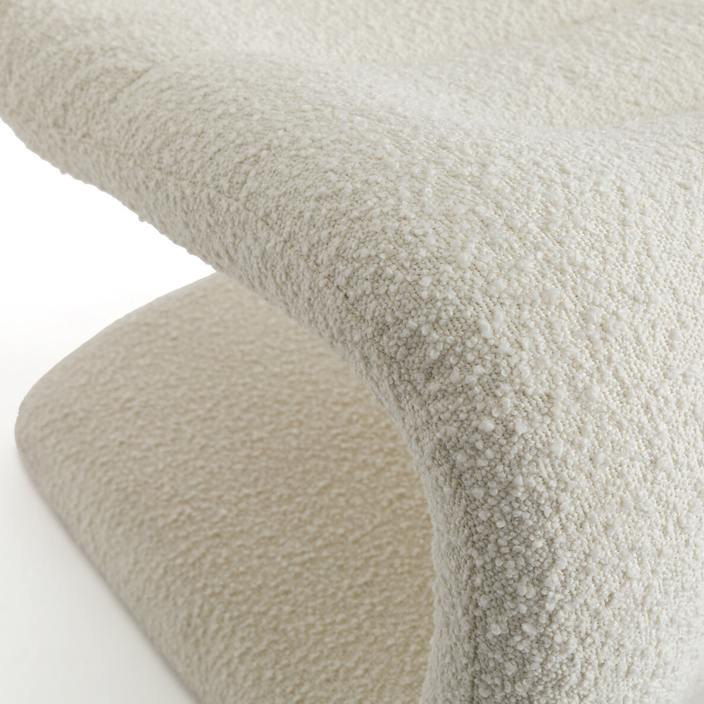 Кресло изогнутое с обивкой из ткани букле Smooth Bend Boucle Chair
