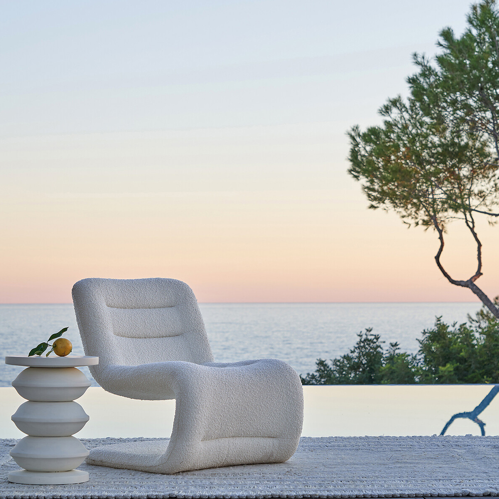 Кресло изогнутое с обивкой из ткани букле Smooth Bend Boucle Chair