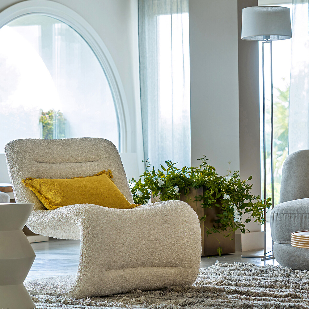 Кресло изогнутое с обивкой из ткани букле Smooth Bend Boucle Chair