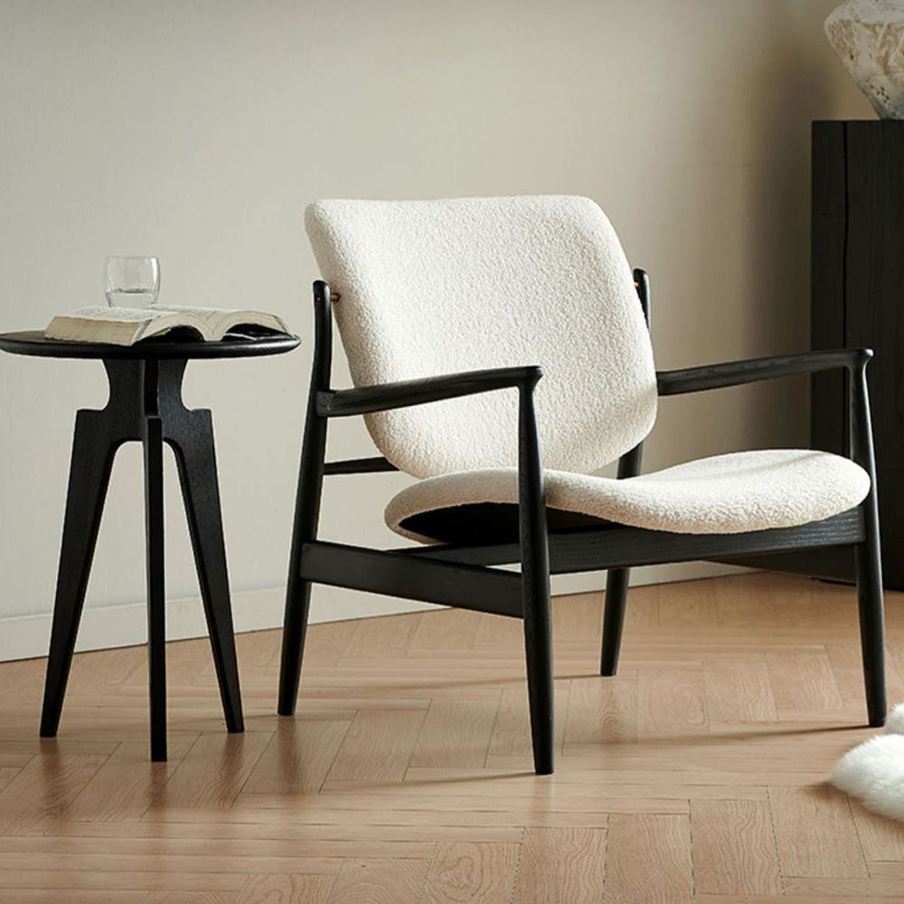 Кресло с каркасом и ножками из древесины и мягкими сиденьем и спинкой Venice