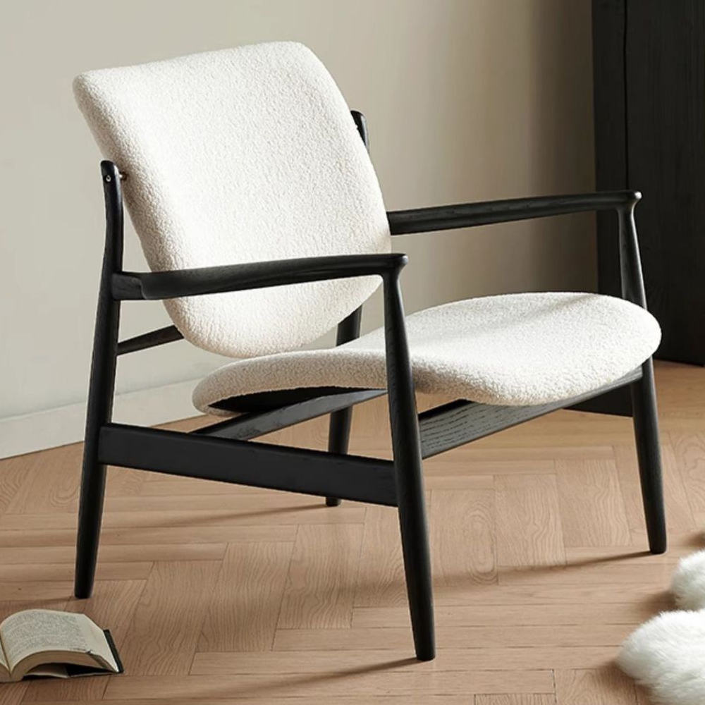 Кресло с каркасом и ножками из древесины и мягкими сиденьем и спинкой Venice