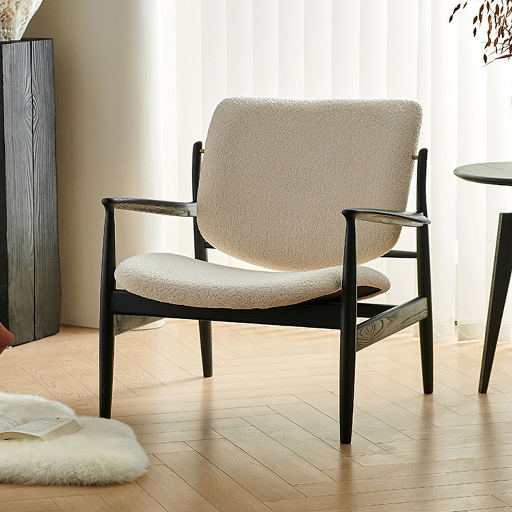 Кресло с каркасом и ножками из древесины и мягкими сиденьем и спинкой Venice