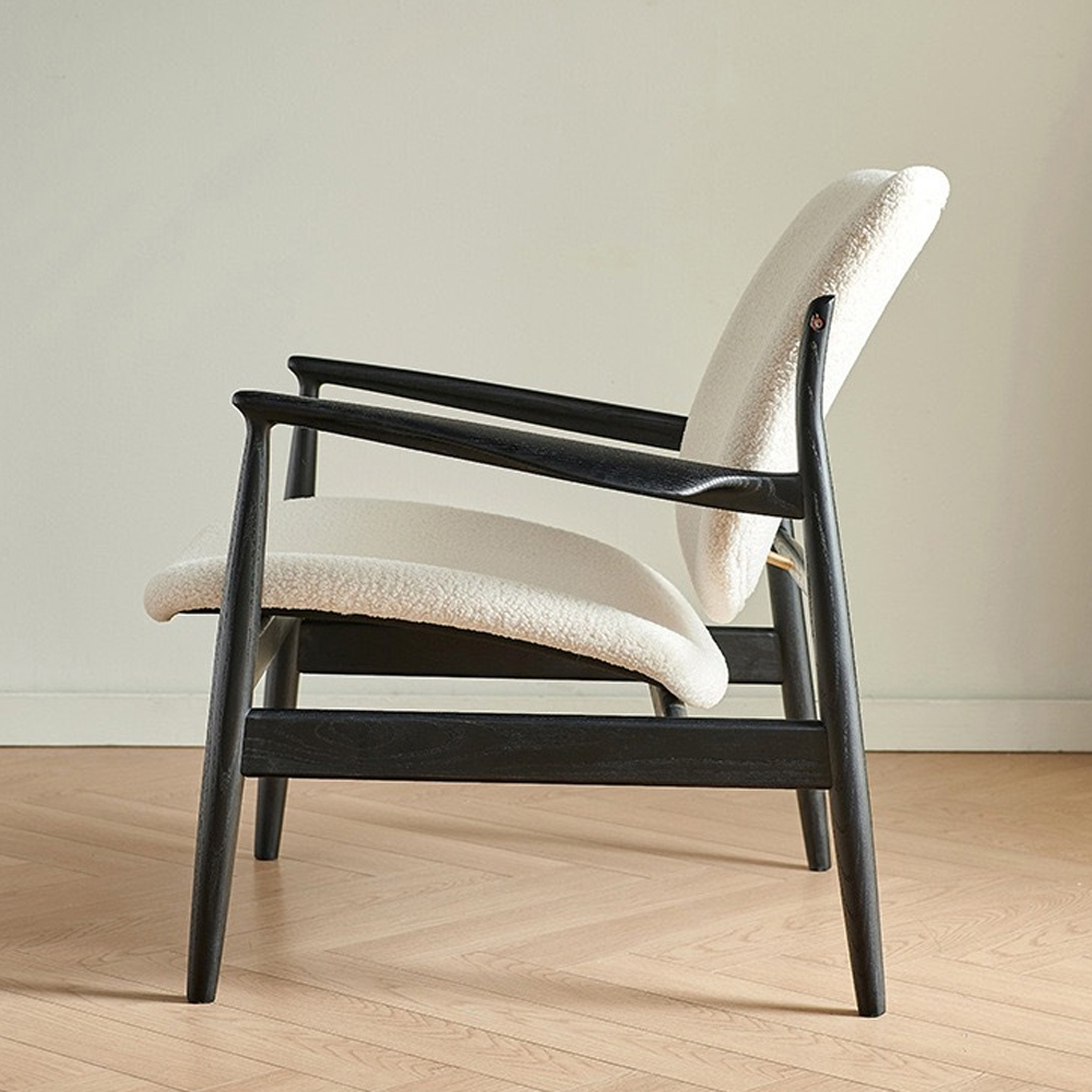 Кресло с каркасом и ножками из древесины и мягкими сиденьем и спинкой Venice