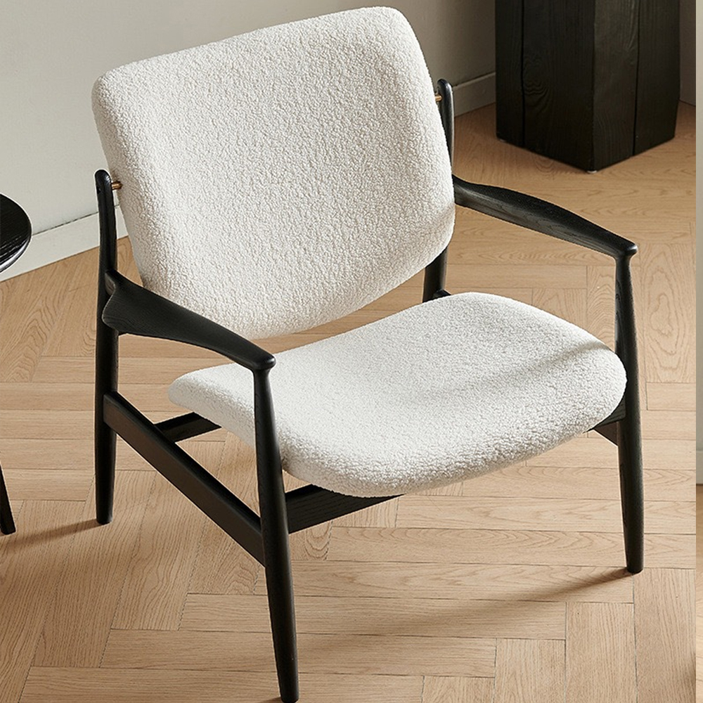 Кресло с каркасом и ножками из древесины и мягкими сиденьем и спинкой Venice