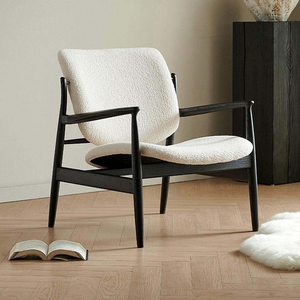 Кресло с каркасом и ножками из древесины и мягкими сиденьем и спинкой Venice