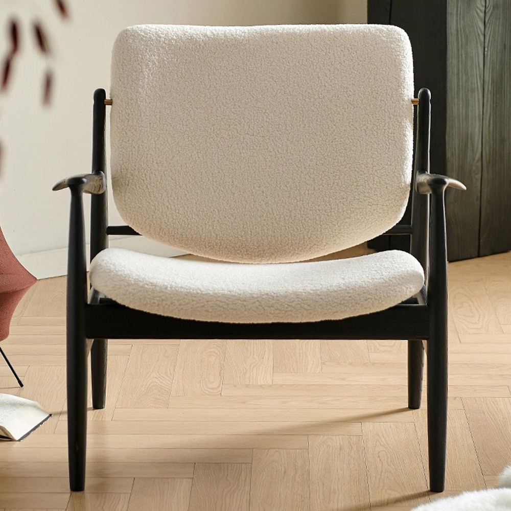 Кресло с каркасом и ножками из древесины и мягкими сиденьем и спинкой Venice