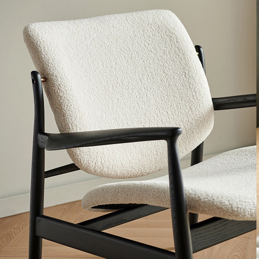 Кресло с каркасом и ножками из древесины и мягкими сиденьем и спинкой Venice