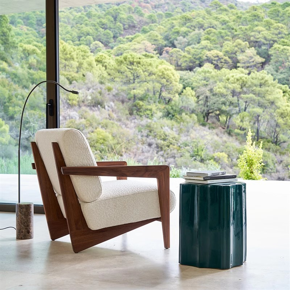 Кресло с обивкой из белого букле Armchair White Boucle