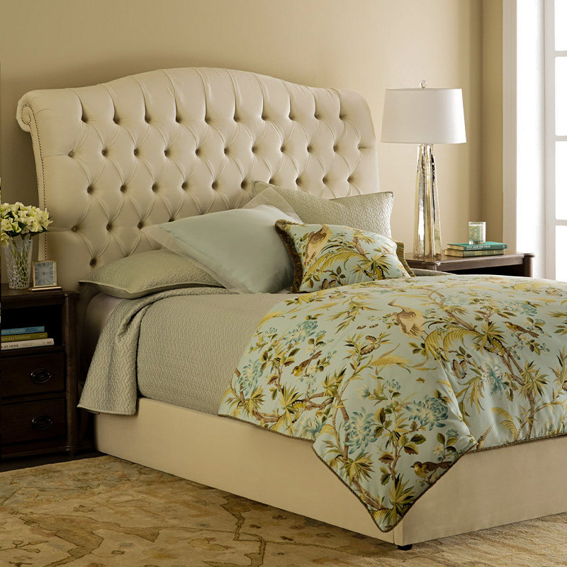 Кровать двуспальная бежевая с основанием из массива дуба с мягким изголовьем Flax Beds