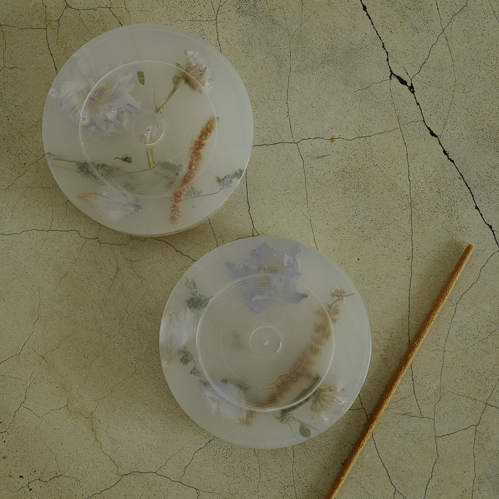 Круглая подставка под благовония из эпоксидной смолы с цветами белая Epoxy Resin Flowers Incense Stand White