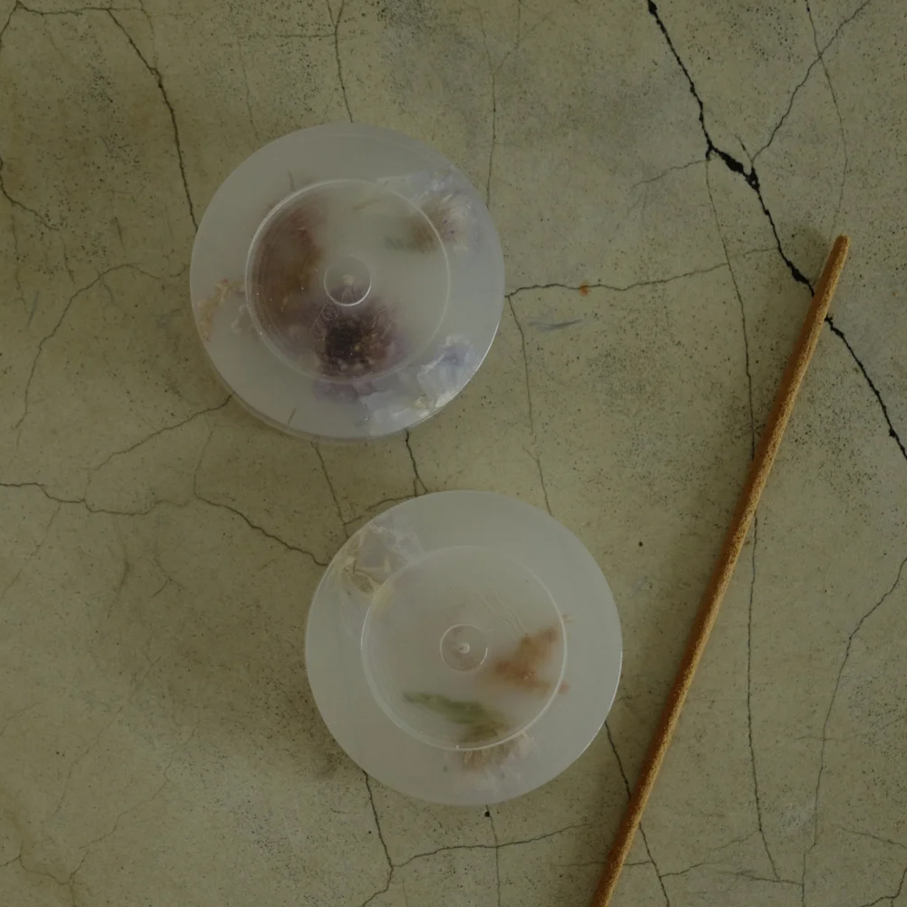 Круглая подставка под благовония из эпоксидной смолы с цветами белая Epoxy Resin Flowers Incense Stand White