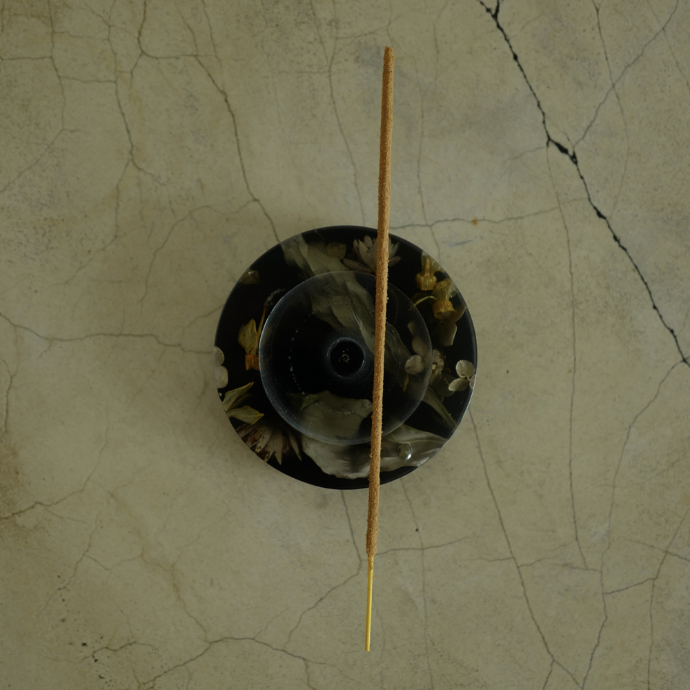 Круглая подставка под благовония из эпоксидной смолы с цветами черная Epoxy Resin Flowers Incense Stand Black