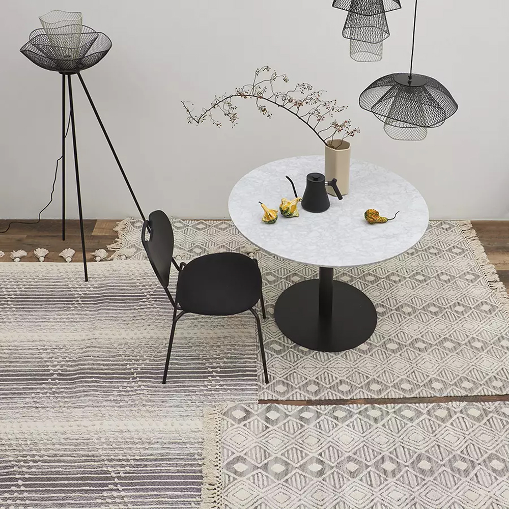 Круглый обеденный стол с белой мраморной столешницей White Tabletop on Black Base