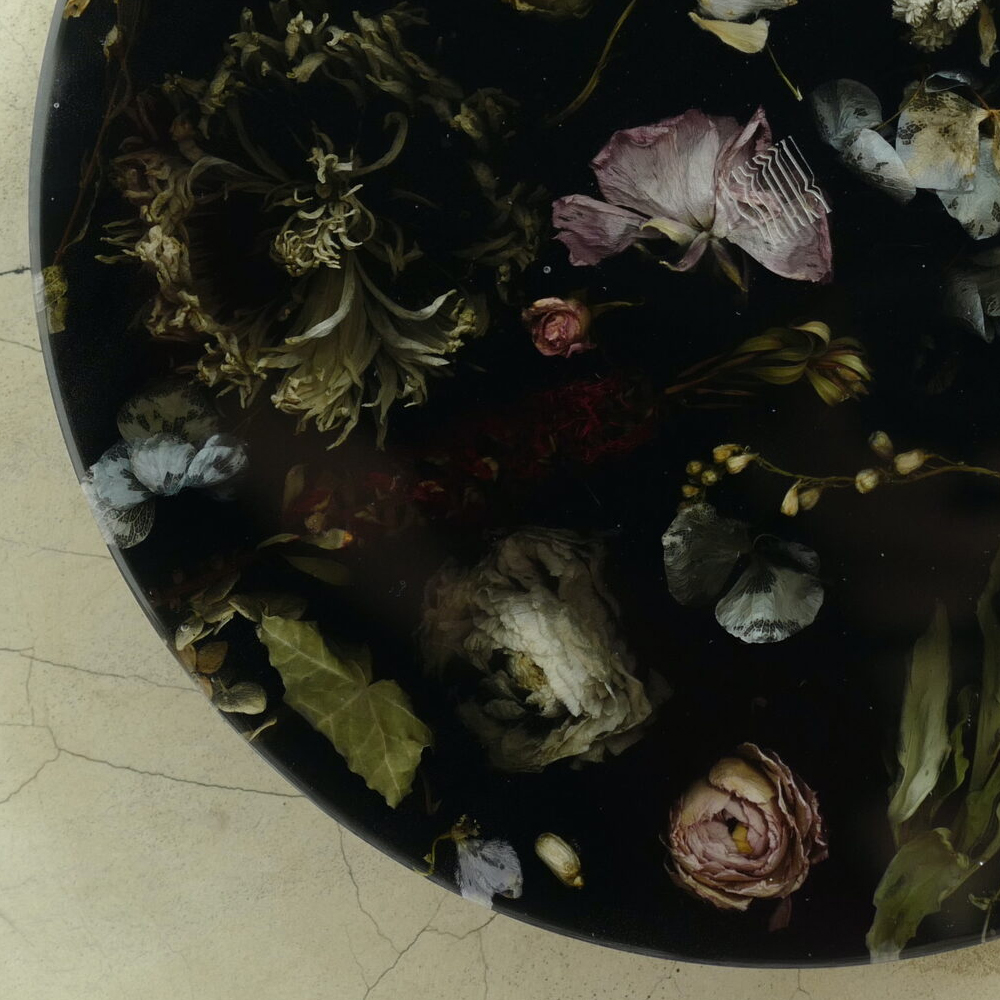 Круглый поднос из эпоксидной смолы с цветами черный Epoxy Resin Flowers Tray Black