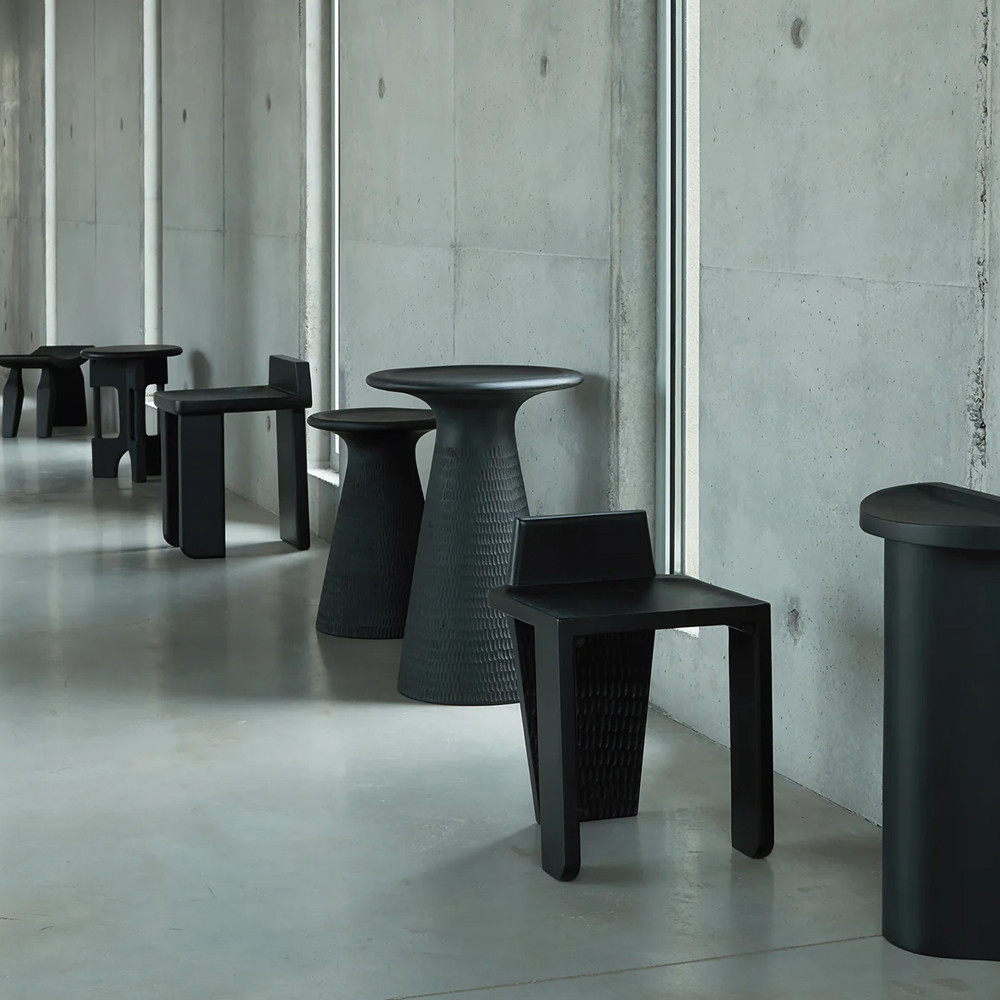 Круглый приставной столик из массива манго Piero Black Side Table