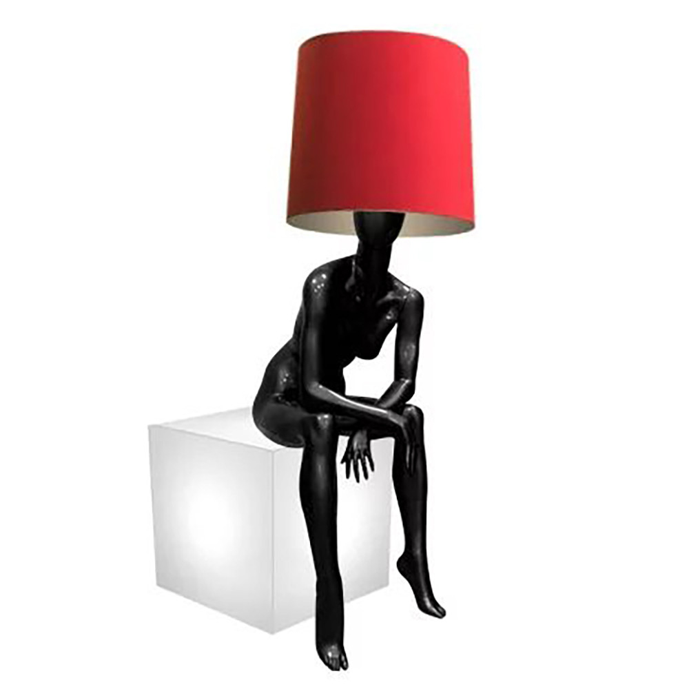 Лампа MANNEQUIN LAMP с абажуром девушка на кресле