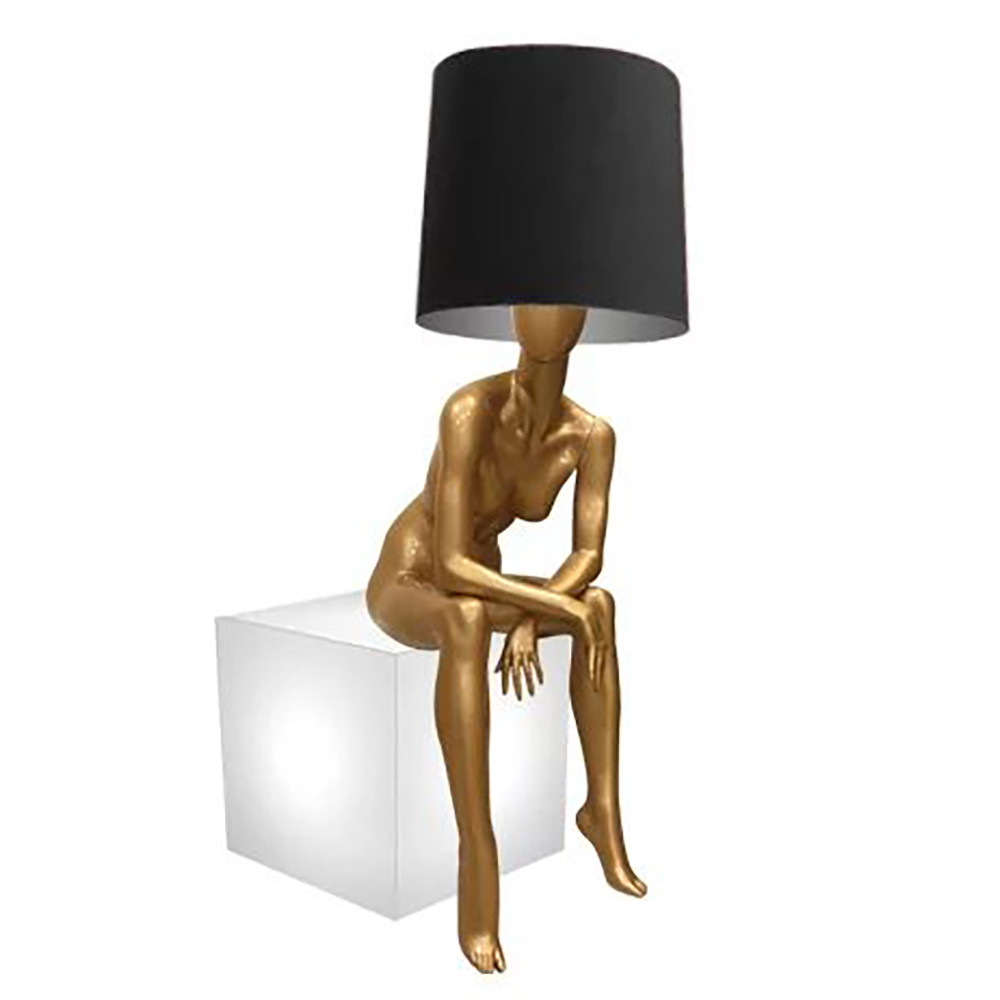 Лампа MANNEQUIN LAMP с абажуром девушка на кресле