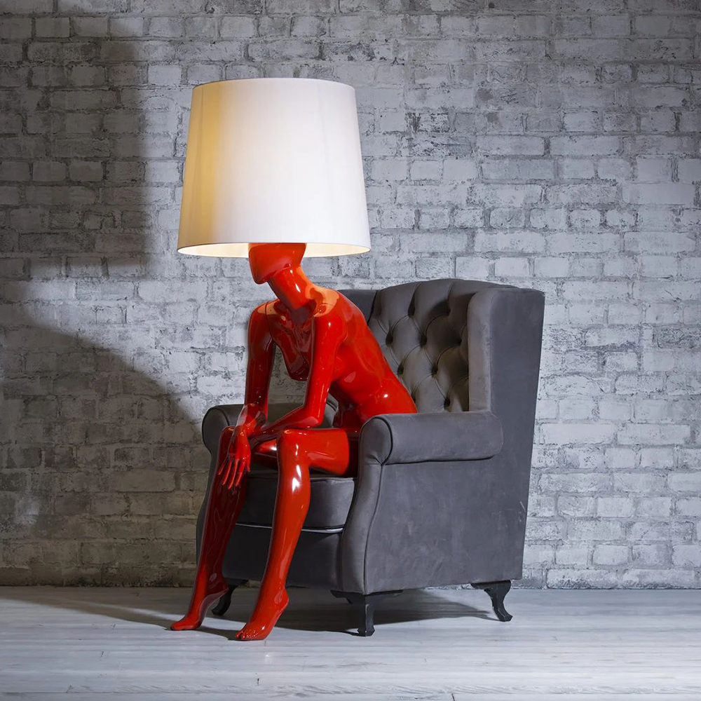 Лампа MANNEQUIN LAMP с абажуром девушка на кресле
