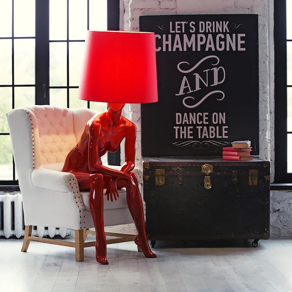 Лампа MANNEQUIN LAMP с абажуром девушка на кресле