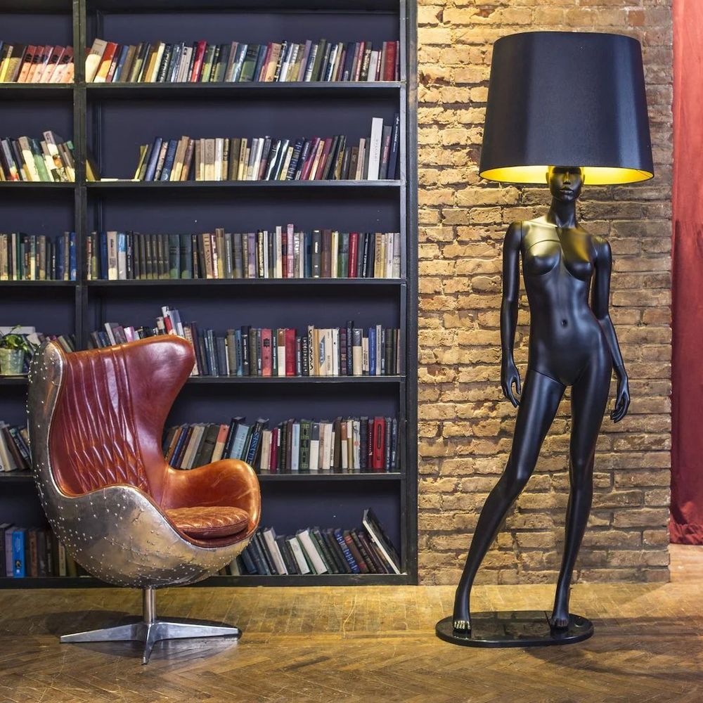 Лампа MANNEQUIN LAMP с абажуром изгибы тела