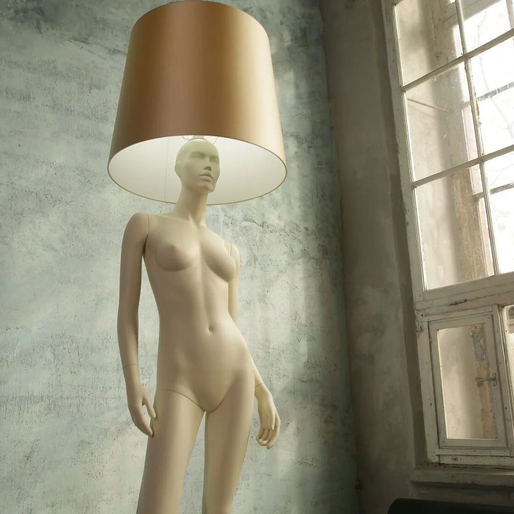 Лампа MANNEQUIN LAMP с абажуром изгибы тела