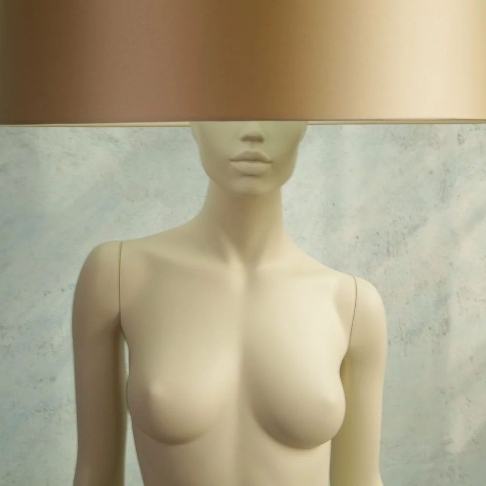 Лампа MANNEQUIN LAMP с абажуром изгибы тела