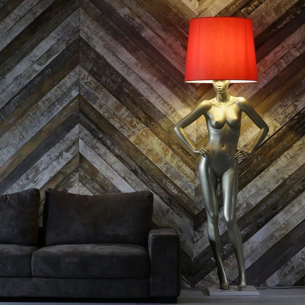 Лампа MANNEQUIN LAMP с абажуром руки на талии