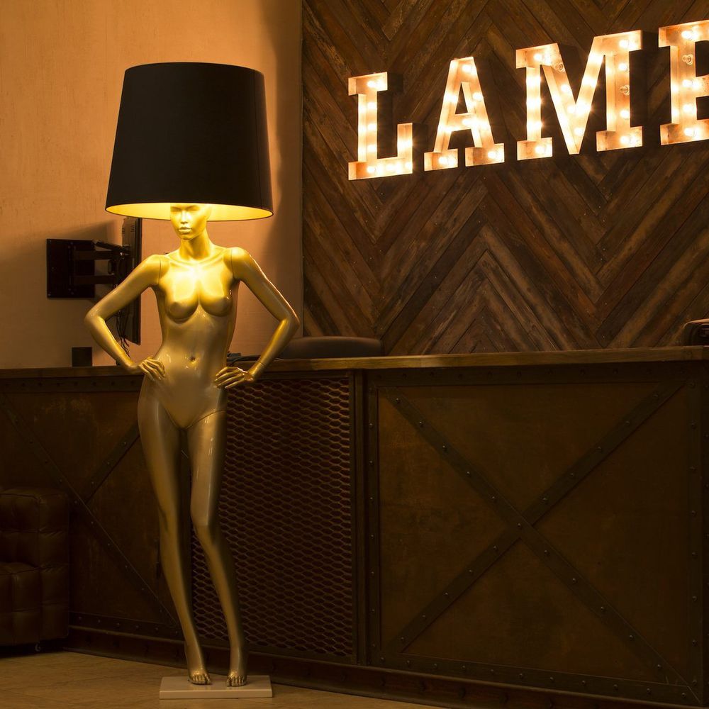 Лампа MANNEQUIN LAMP с абажуром руки на талии