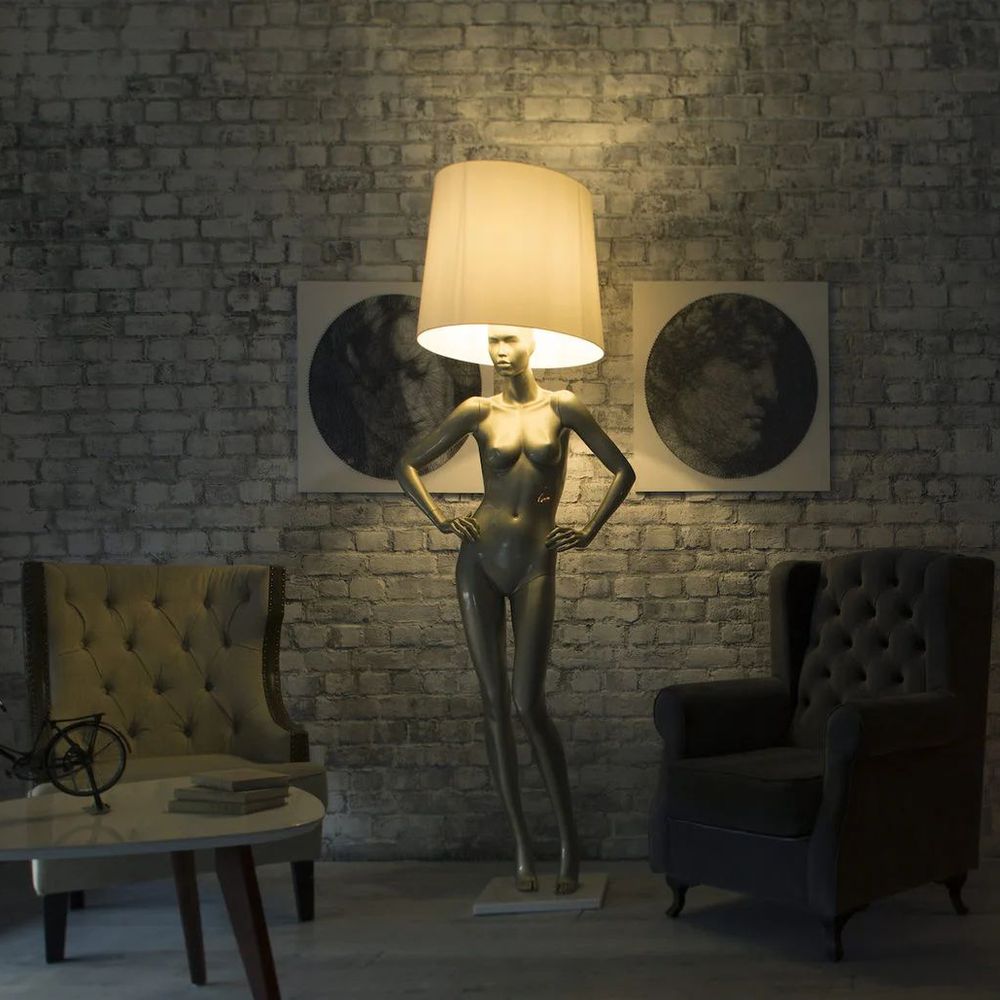 Лампа MANNEQUIN LAMP с абажуром руки на талии