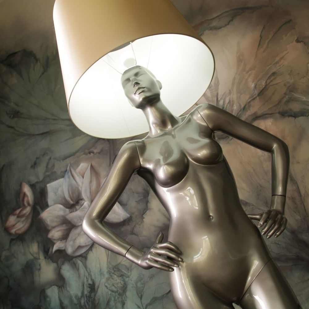 Лампа MANNEQUIN LAMP с абажуром руки на талии