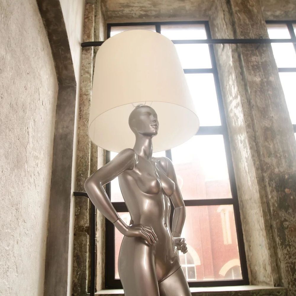 Лампа MANNEQUIN LAMP с абажуром руки на талии