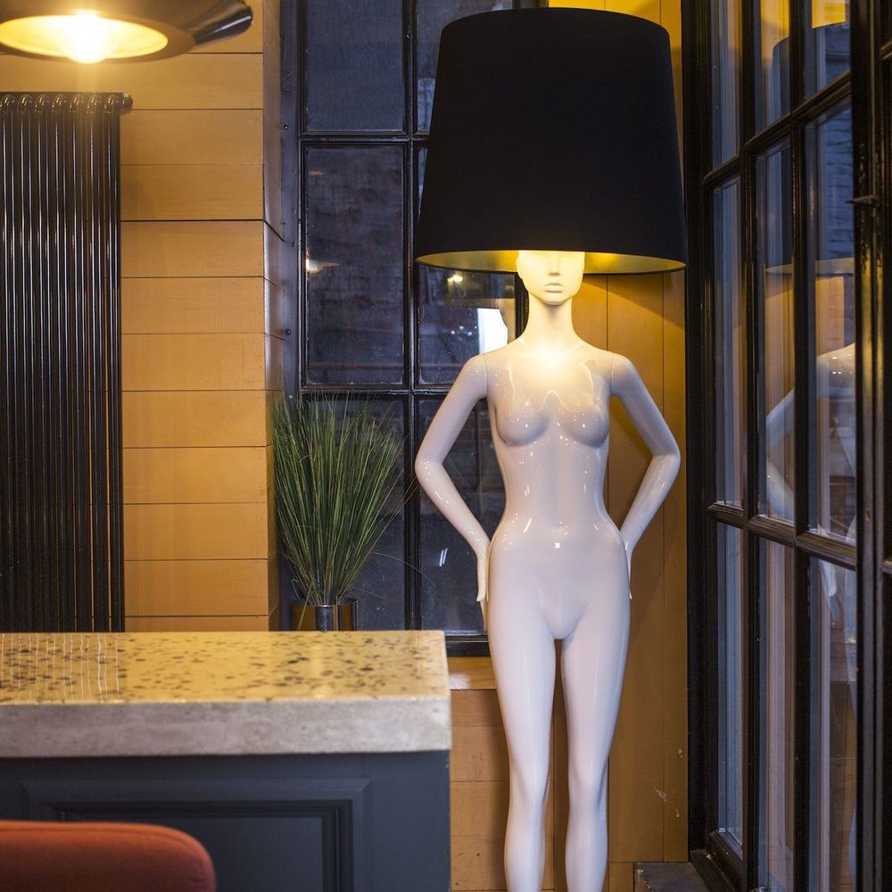 Лампа MANNEQUIN LAMP с абажуром созерцание силуэта