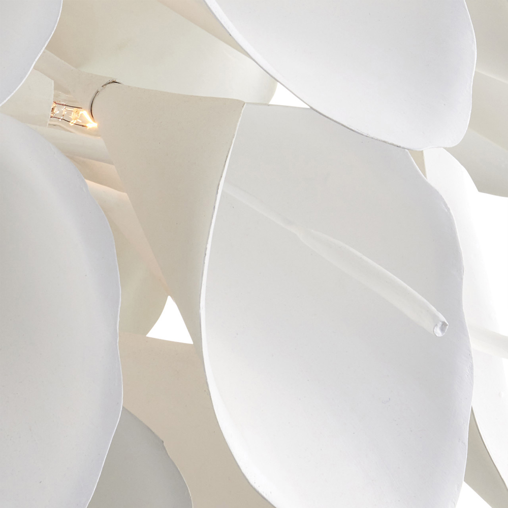 Люстра белая каплевидной формы из цветков лилии White Natural Lines